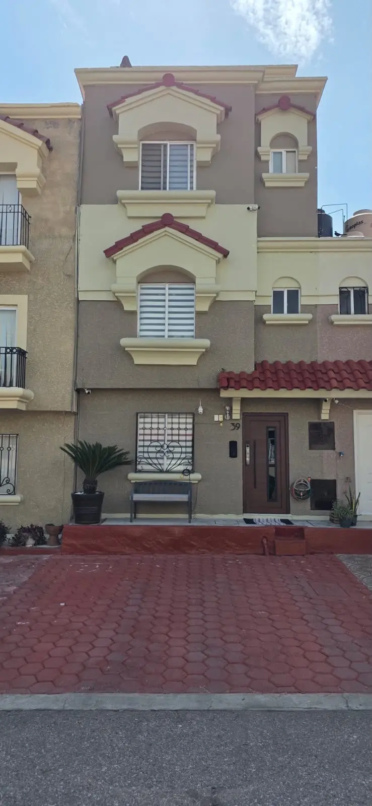 Fachada de Casa Chartres en Urbi Quinta Montecarlo